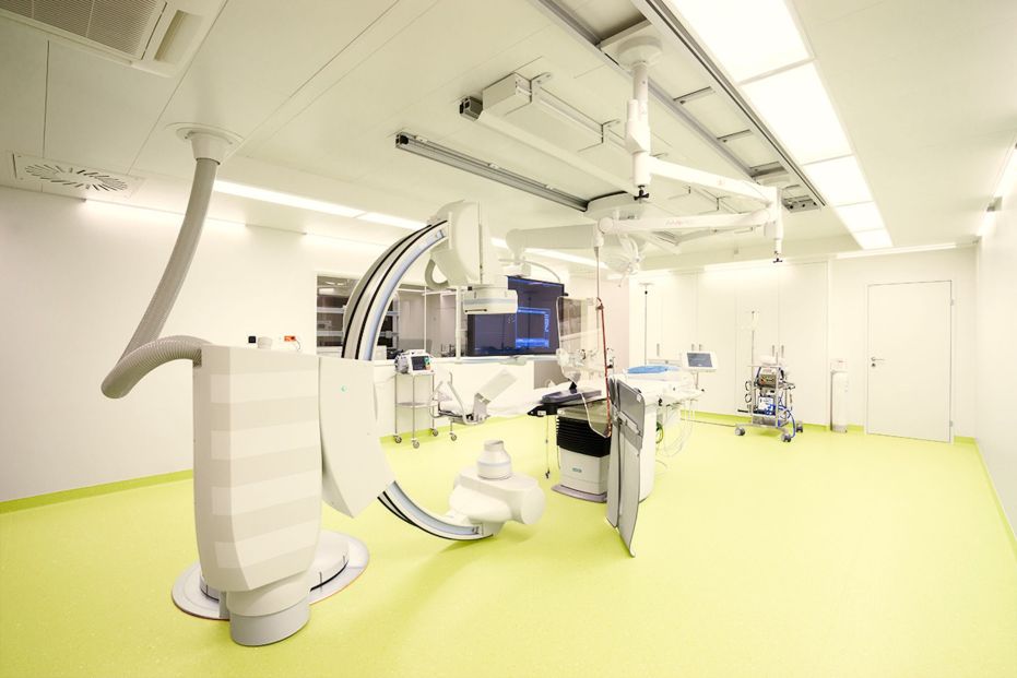 The operating theatre is extremely well equipped with the latest generation of technology