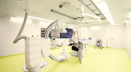 The operating theatre is extremely well equipped with the latest generation of technology