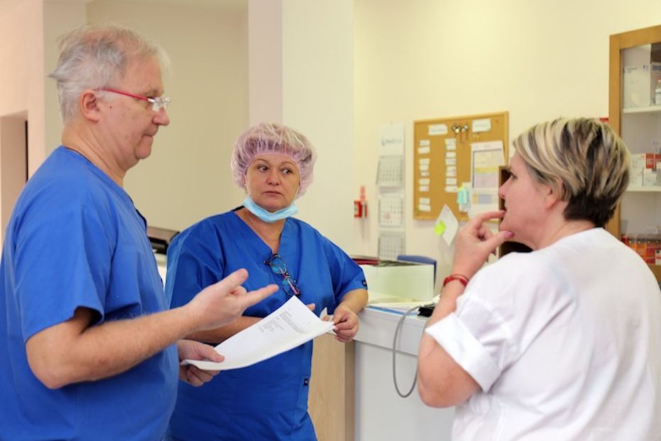 Surgeons discussing a patient's treatment 